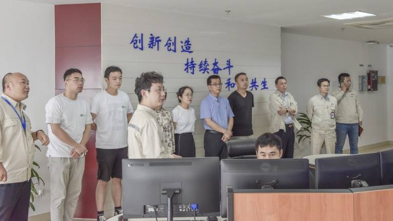 调研团师生参观运营中心 调研团师生参观运营中心